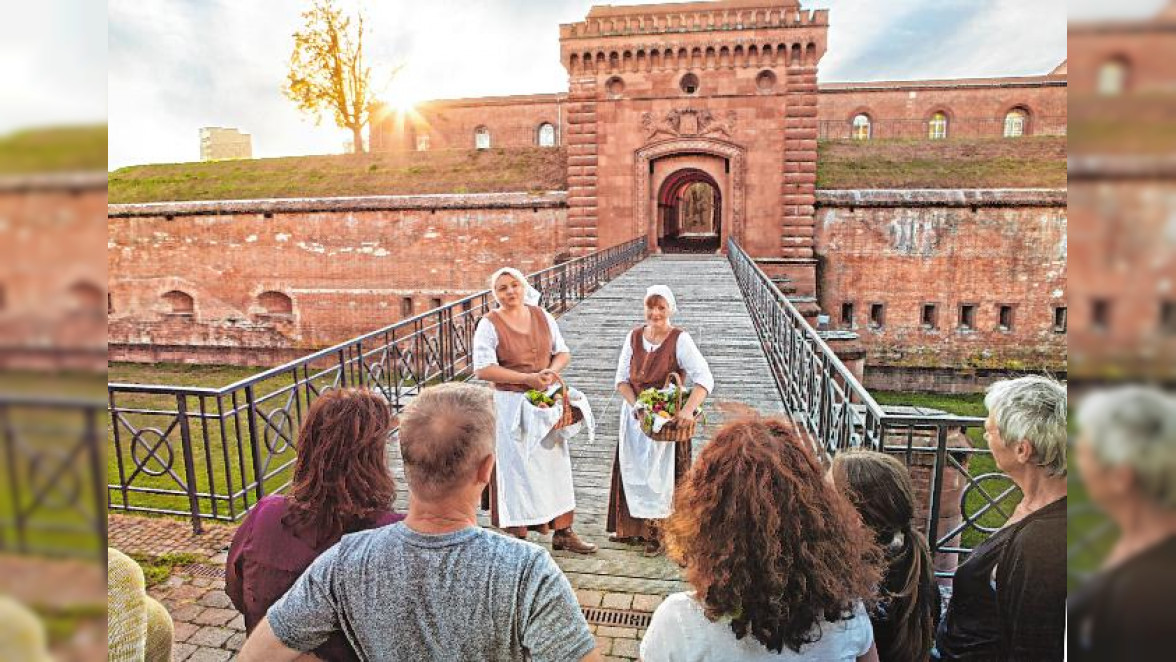 Stadt- und Festungsführungen – wie hier mit den Bauersfrauen – werden ganzjährig angeboten. Bild: Stadt Germersheim