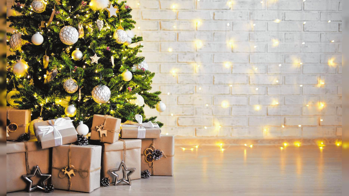 Ein liebevoll geschmückter Weihnachtsbaum, ausgewählte Geschenkt und schöner Lichterglanz gehören einfach zur Adventszeit und dem Weihnachtsfest dazu. BILD: STOCK.ADOBE.COM - DI STUDIO