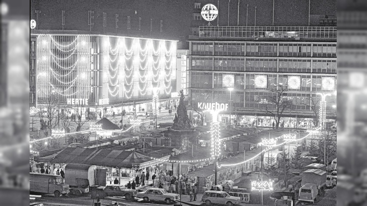Ein Bild vom Weihnachtsmarkt auf dem Paradeplatz in den 1970er Jahren. Ältere Aufnahmen von früheren Christkindelmärkten gibt es nicht. BILD: MARCHIVUM