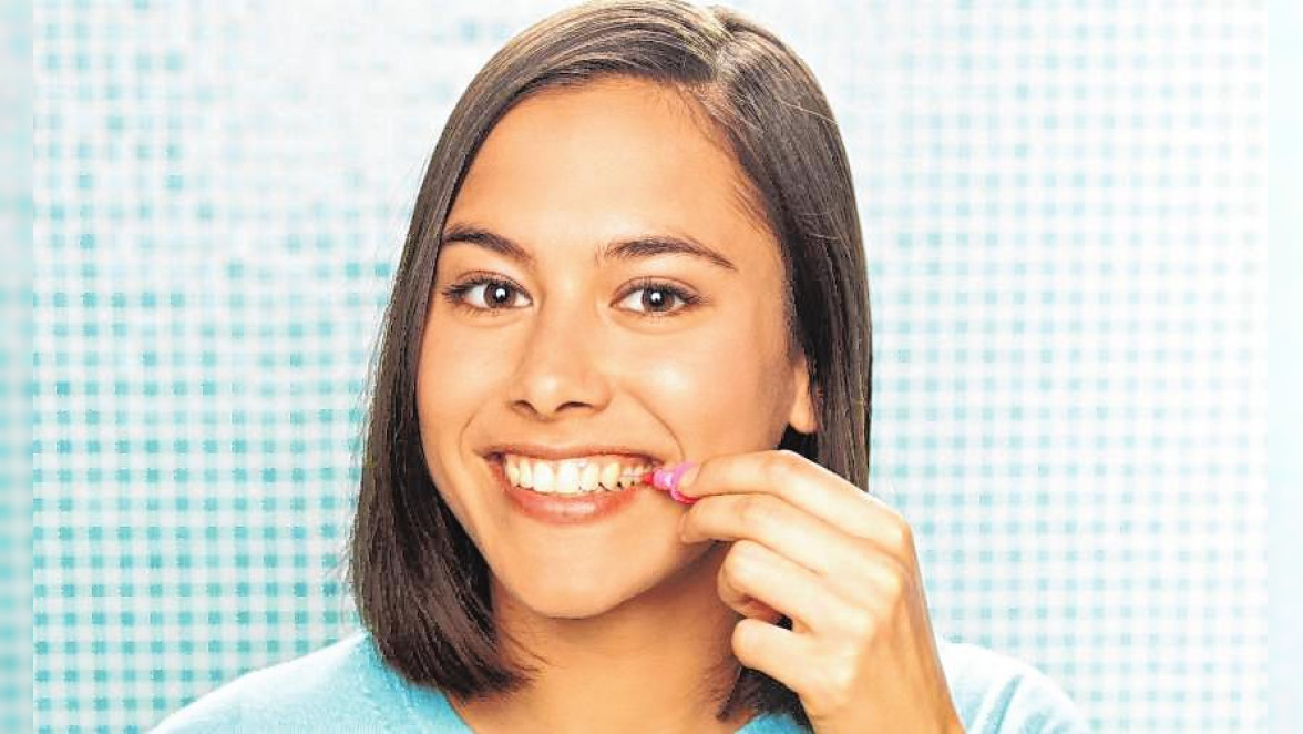 Die Reinigung der Zahnzwischenräume mit Interdentalbürsten sorgt dafür, dass so viel Plaquewie möglich gründlich entfernt wird. BILD: DJD/WWW.TEPE.COM