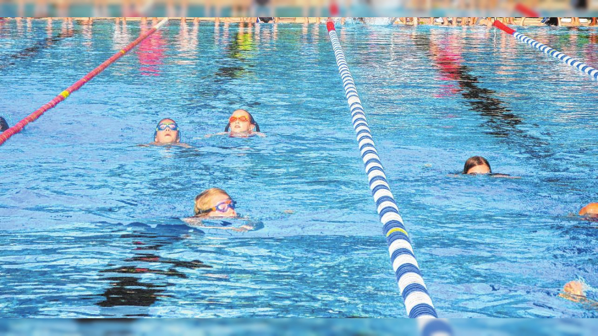 Nachwuchs unterwegs: Die „RömerKids“ gehen im Freibad ins Wasser und schwimmen je nach Altersklasse 50 oder 100 Meter. BILD: SCHWETASCH