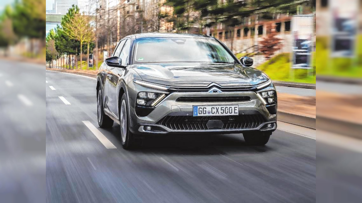 Erweitertes Head-up-Display und Assistenzsysteme für halb-autonomes Fahren gehören zur Spitzentechnologie im Citroën C5 X. BILD: CITROËN