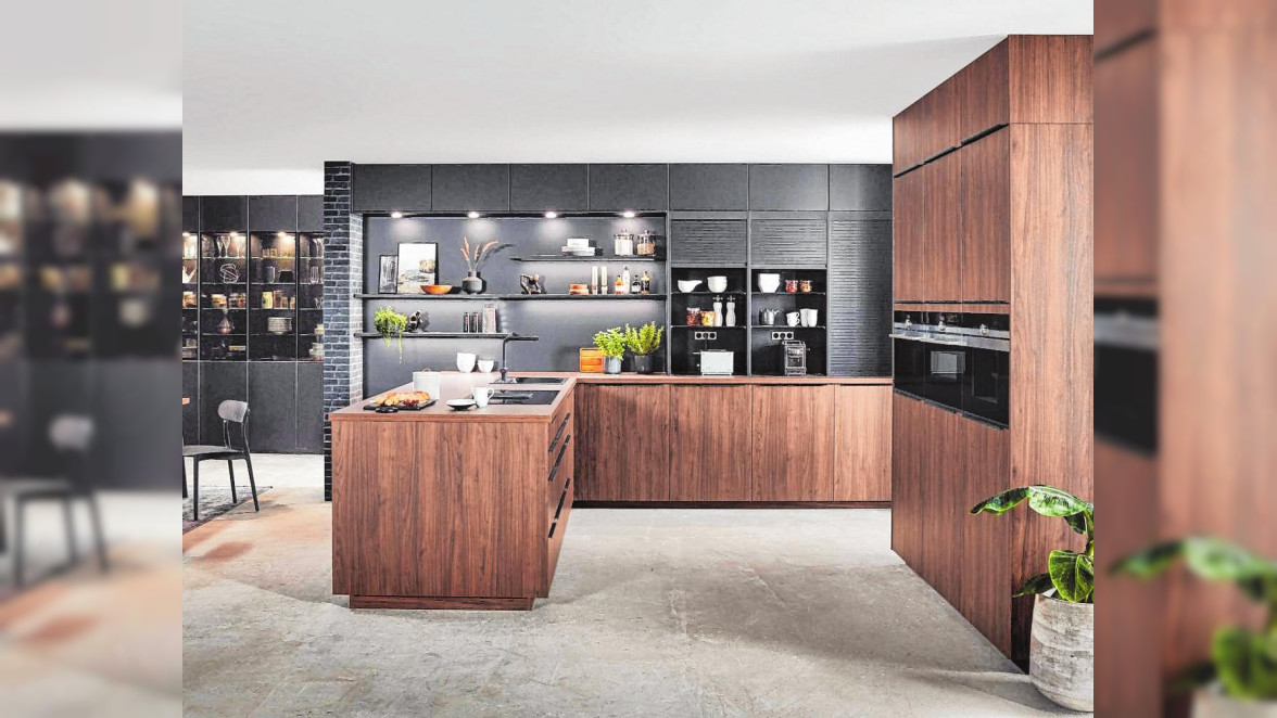 Diese Küche vereint spannende Materialkontraste und eine minimalistische Formensprache. BILD: AMK