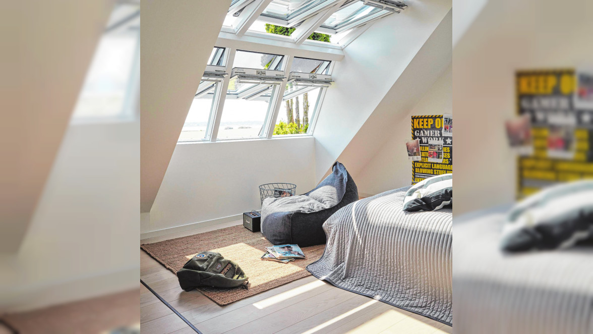 Doppelter Schutz: Auch wenn die Dachdämmung die wichtigste Maßnahme gegen Hitze im Obergeschoss ist, undichte Fenster spielen auch eine Rolle. BILDER: picture alliance/dpa/dpa-tmn, Velux