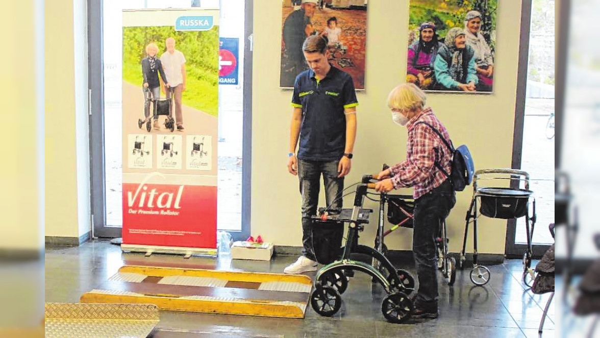 Eine Seniorin, die beim 4. Mannheimer Pflegeforum einen neuen Rollator am Stand von Vital testet. BILD: Martina Goswin