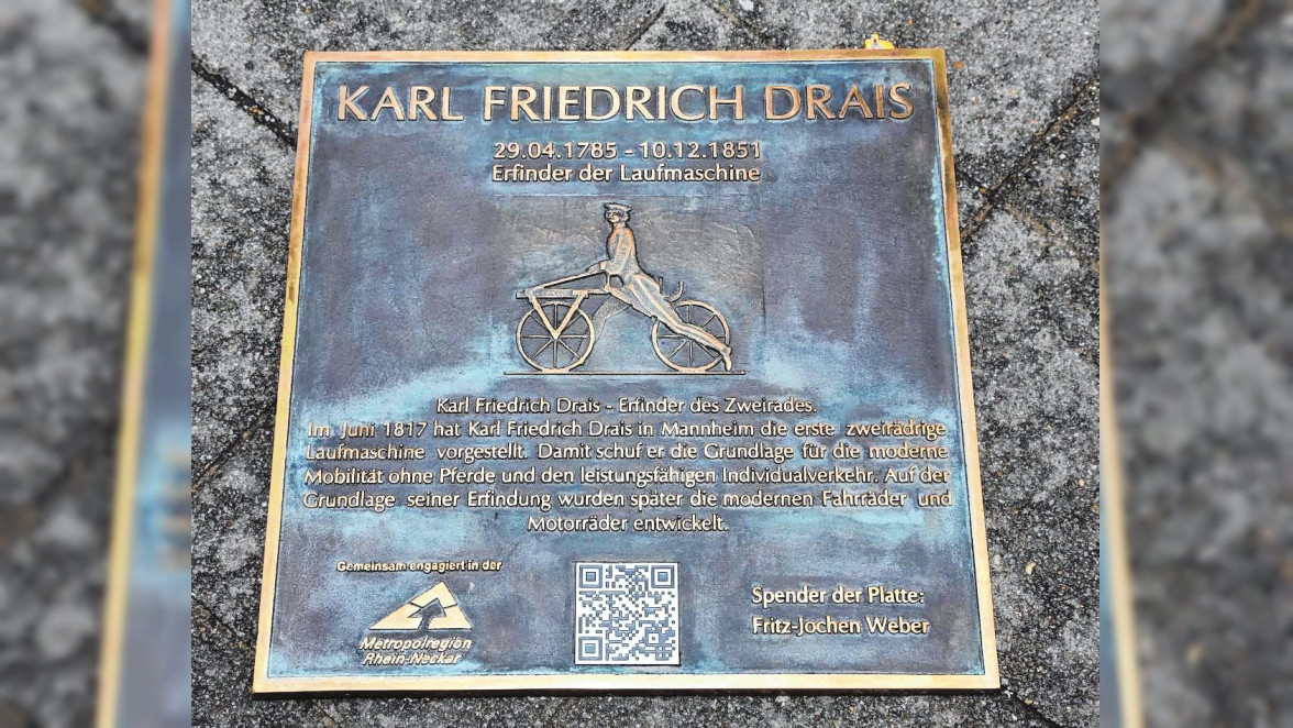 Walk of Fame der Mannheimer Innovationen: Im Mai 2017 war eine Bodenplatte verlegt worden, die Karl Friedrich Drais, dem Erfinder des Laufrads, gewidmet ist. BILD: PROSSWITZ