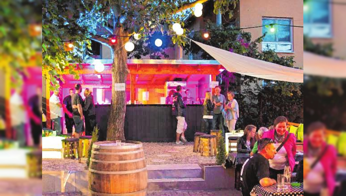 Den Tag bei einem Glas Wein ausklingen lassen: Gartenausschank des Weinguts Buchert in Neustadt-Mußbach