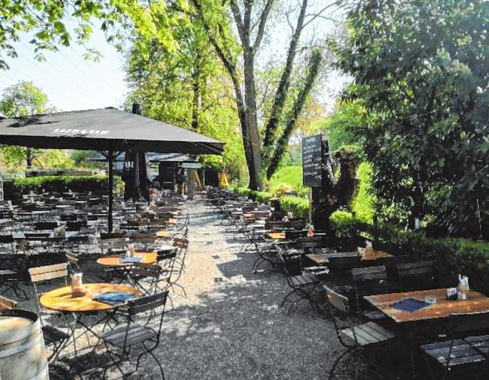 Französisch-deutsche Küche direkt am Rhein: Elsässer Flammkuchen im Restaurant Estragon in Mannheim-Neckarau 