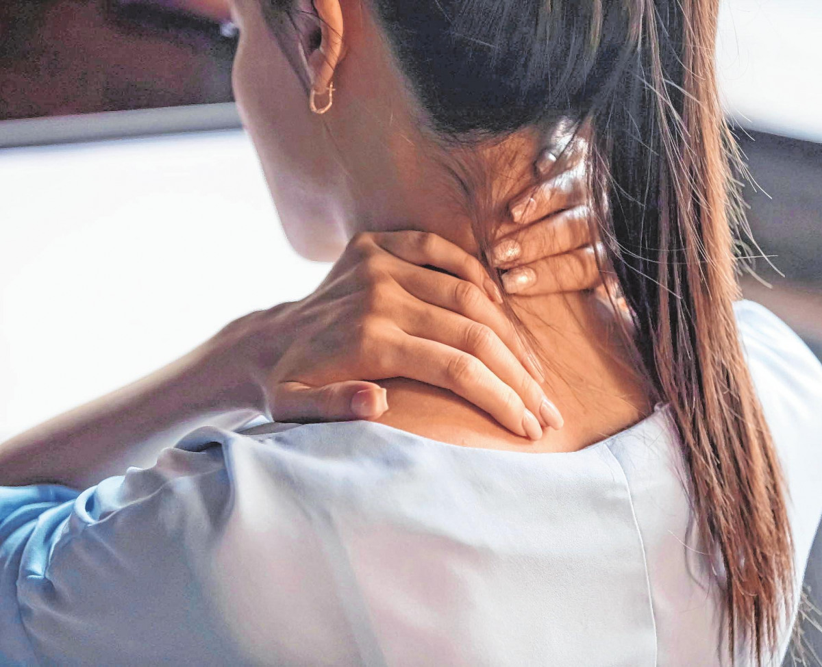 Die Kombination aus dickem Schädel und einer Nacken-Schulter-Verspannung führt häufig zu Einschränkungen im Alltag. BILD: DJD/SANOFI/THOMAPYRIN/ISTOCKPHOTO.COM/FIZKES