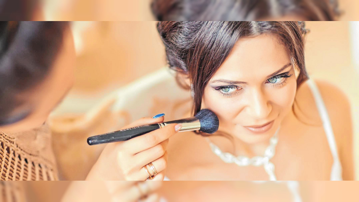 Das Make-up spielt bei der Braut eine große Rolle. Schließlich muss es wirken und den ganzen Tag halten. BILD: ADOBE STOCK - NUZZA11