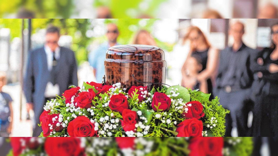 Alleine die Beerdigungskosten liegen in Deutschland schnell bei 6000 bis 8000 Euro, mit Grabpflege und Friedhofsgebühren kommen weitere Ausgaben auf die Familie zu. Mit einer Sterbegeldversicherung kann man seinen Hinterbliebenen diese Kosten ersparen. BILD: DJD/NÜRNBERGER VERSICHERUNG/GETTY IMAGES/JURE GASPARIC