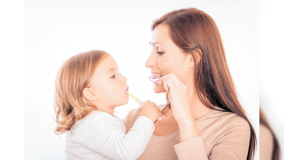 Beginnen die Eltern frühzeitig und spielerisch, ihren Kindern das Zähneputzen beizubringen, gehört die Mundhygiene später zu einer gern ausgeführten Selbstverständlichkeit. Bild: detail blick-foto-stock.adobe.com