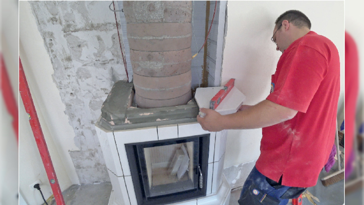 Ofen- und Luftheizungsbauer/-innen planen und realisieren nicht nur Kamin- und Kachelöfen, sondern können auch komplexe Luftheizsysteme bauen. Der systemrelevante Ausbildungsberuf ist vielseitig und krisensicher. Fotos: ZVSHK/txn