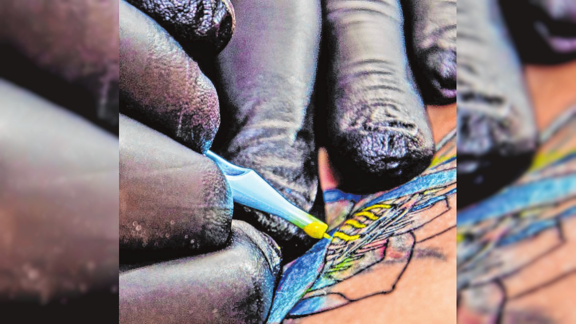 Tattoos sind sehr beliebt: Mit einem Cover-up-Tattoo lassen sich auch Narben kaschieren. BILD: DJD/DEVK