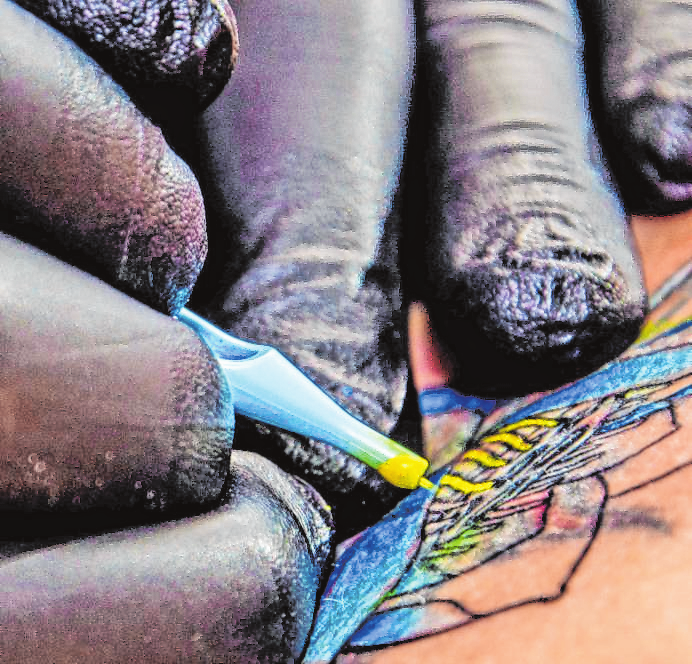 Tattoos sind sehr beliebt: Mit einem Cover-up-Tattoo lassen sich auch Narben kaschieren. BILD: DJD/DEVK