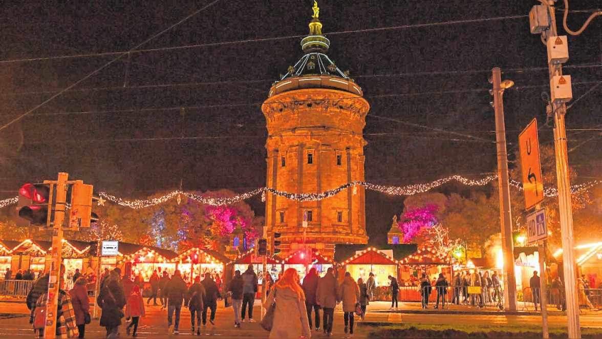 Der Mannheimer Weihnachtsmarkt am Wasserturm ist noch bis 23. Dezember geöffnet. BILD: MICHAEL RUFFLER