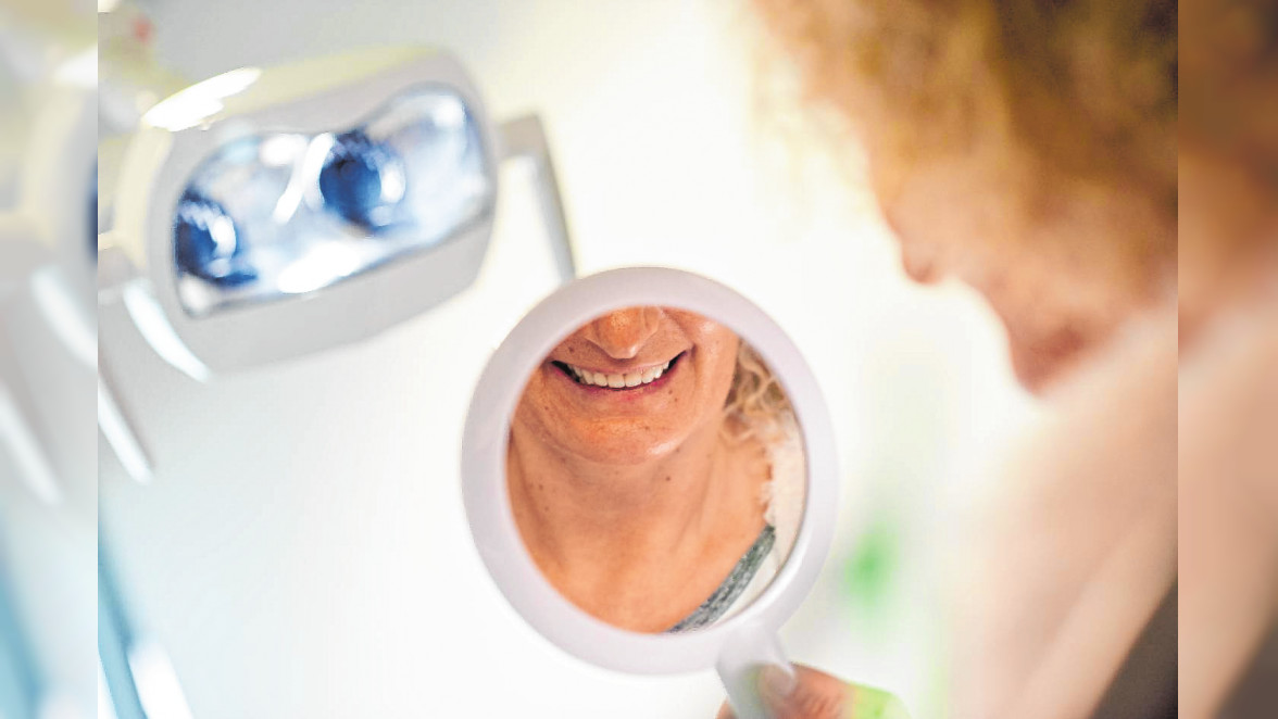 Auch künstliche Zähne können von Zahnstein befallen sein. Bild: picture alliance/dpa/dpa-tmn | Klaus-Dietmar Gabbert