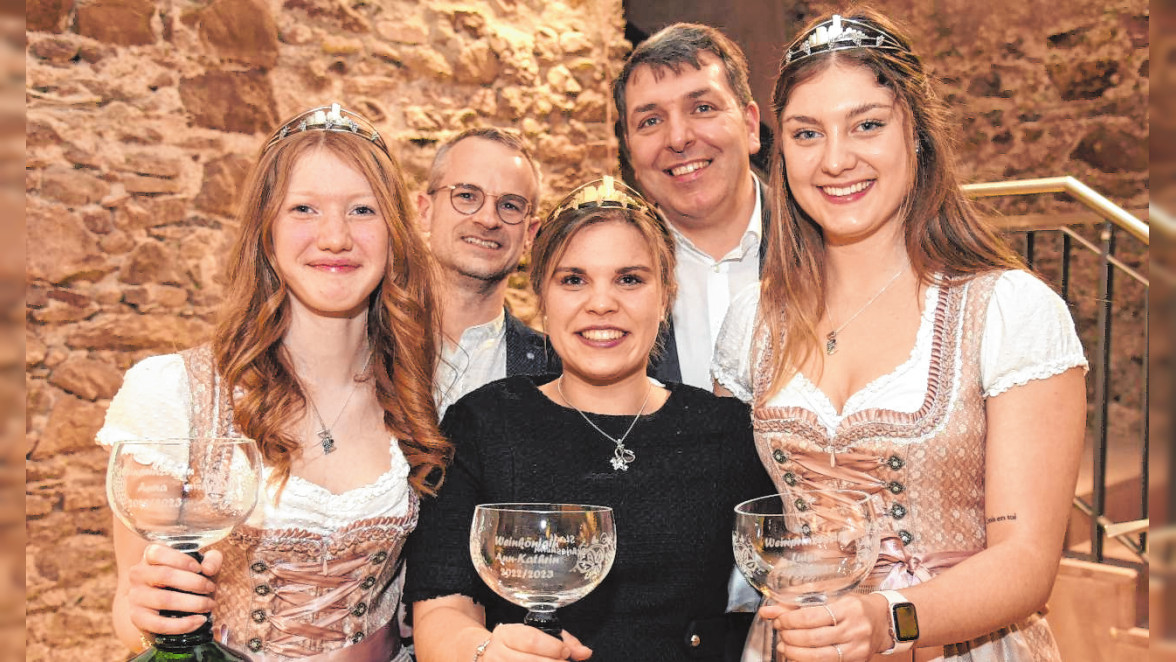 Sie waren die ersten Weinhoheiten seiner Amtszeit: Christoph Oeldorf mit Anna Scheid, Ann-Kathrin Haas und Luisa Gadzalli sowie WG-Geschäftsführer Manuel Bretschi. BILD: MARCUS SCHWETASCH