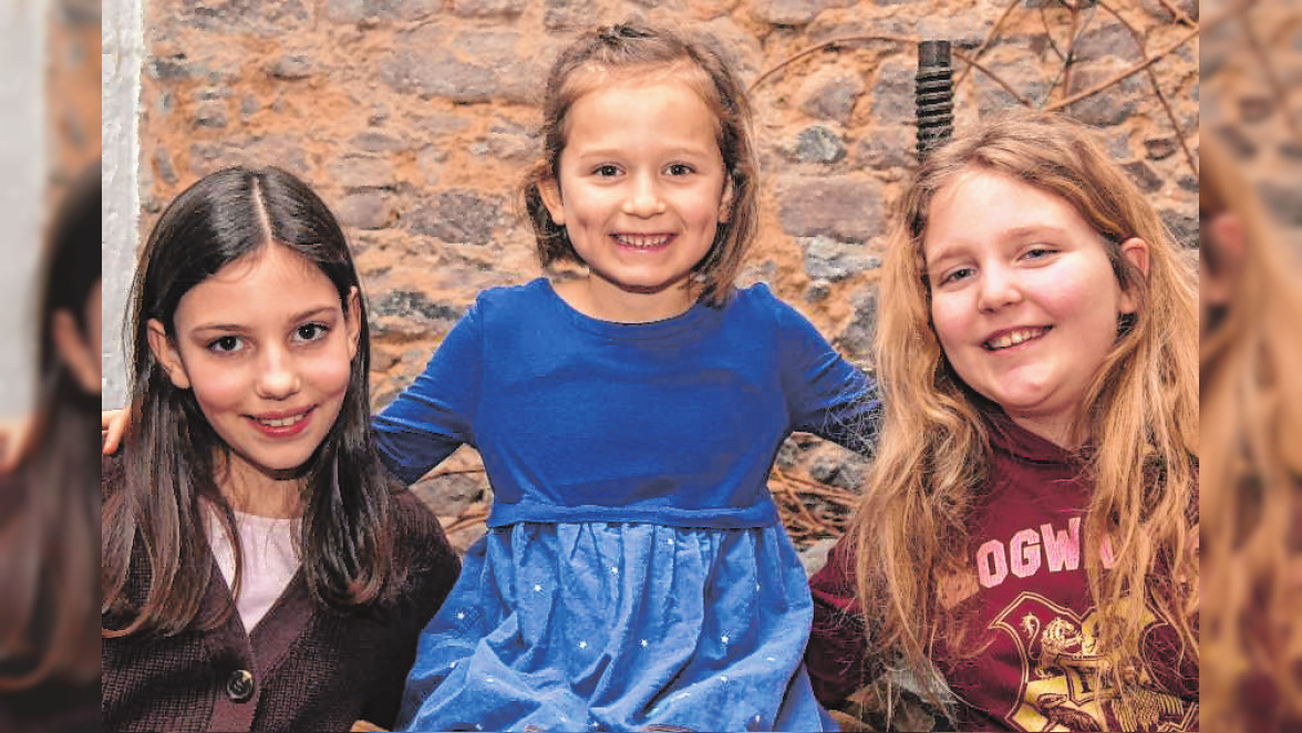 Die Kleinen Prinzessinnen des Mathaisemarktes 2023 sind (v. I.) Luisa Bernd, Frieda Lamprecht und Anne Weißling. BILD: MARCUS SCHWETASCH