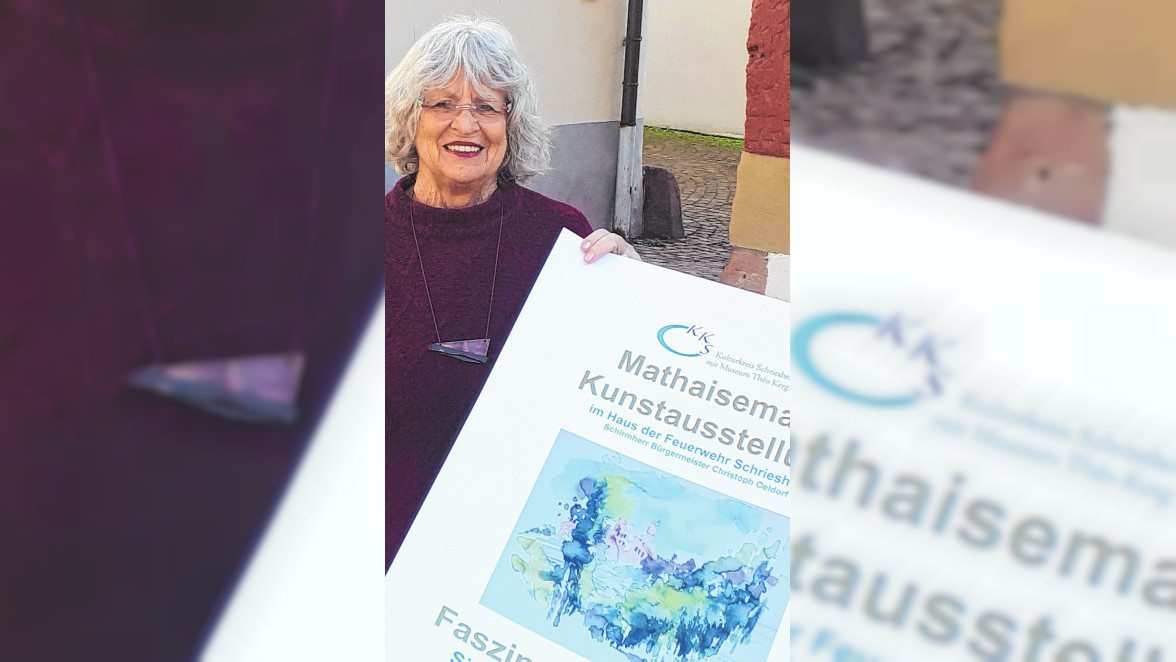 Sigrid Kiessling-Rossmann mit dem Plakat für die von ihr gestaltete Kunstausstellung: Es zeigt ihr Werk ,,Strahlenburg". BILD: KONSTANTIN GROSS