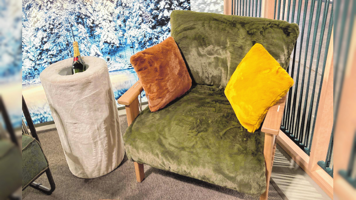 Auch draußen muss es manchmal kuschelig sein: Rever zeigte kürzlich auf der Mailänder Möbelmesse einen Outdoor-Sessel mit Plüsch. | Bild: picture alliance/dpa