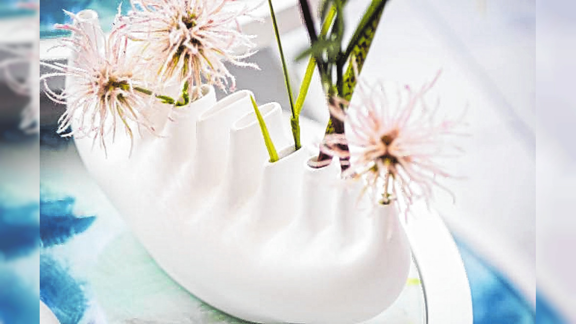 Vasen-Trends: Mit der Vase Rhizom von Klatt Objects lässt sich der aktuelle Floristiktrend zu lockeren Gestecken leicht umsetzen. Die Vase von That hat eine Halterung zum Feststecken eines einzelnen Zweigs oder einer Blume. Ein Sieb im unteren Teil dieser Vasen namens Miyabi von Blomus hält die Zweige an Ort und Stelle. Die Gefäße sind von japanischen Kunst des Ikebana inspiriert. Ein Ast mit Riss schließlich hält einzelne Blumen. Farbig lackiert wird auch der Ast selbst zum Hingucker im Regal. | Bilder: picture alliance/dpa