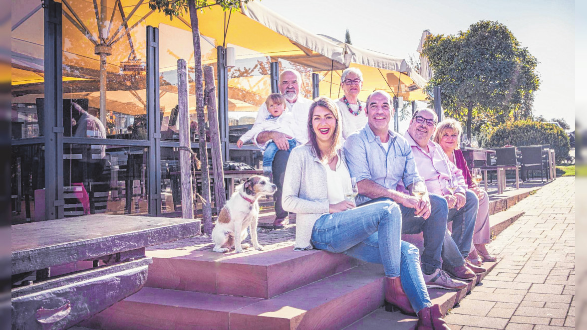 Die Weinfamilie Holz-Weisbrodt begleitet ihre Gäste mit viel Leidenschaft zu einem genussvollen Tag. Bild: Holz-Weisbrodt