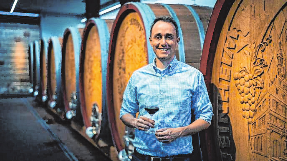 Geschäftsführender Vorstand der Bergsträßer Winzer eG Dr. Patrick Staub bietet kulinarische Weinproben an. Bild: Bergsträßer Winzer eG