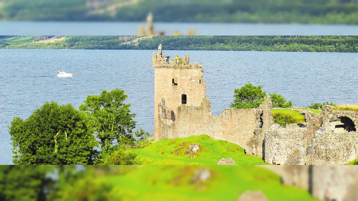 Urquhart Castle am Loch Ness: Von hier aus lässt sich der See gut überblicken. BILD: CHRISTIAN RÖWEKAMP/DPA-TMN