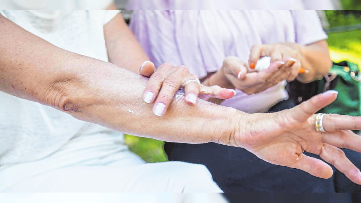 Pflege kann die Hände ordentlich beanspruchen - etwa durch die regelmäßige Nutzung von Desinfektionsmitteln. BILD: dpa-tmn/Christin Klose