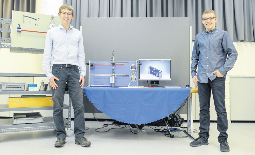 Stefan Strasser (links) und Michael Schmid vor ihrer Biegespannungsmessvorrichtung. Foto: zvg