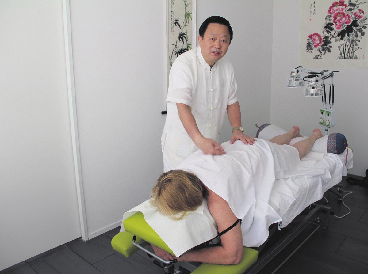 Grosse Erfolge bei Schmerzen im Bewegungsapparat: Dr. Runming Yus Tuina-Massage in der TCM-Praxis Aarau