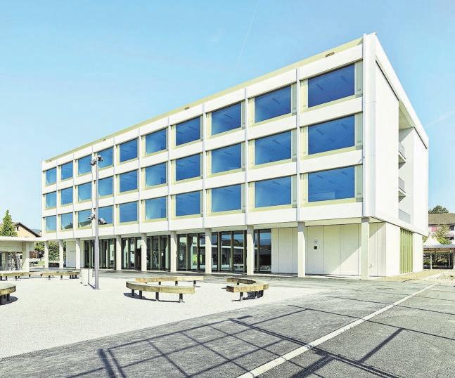 Das neue Schulhaus Risiacher in Buchs mit Theaterplatz und Fussballplatz
