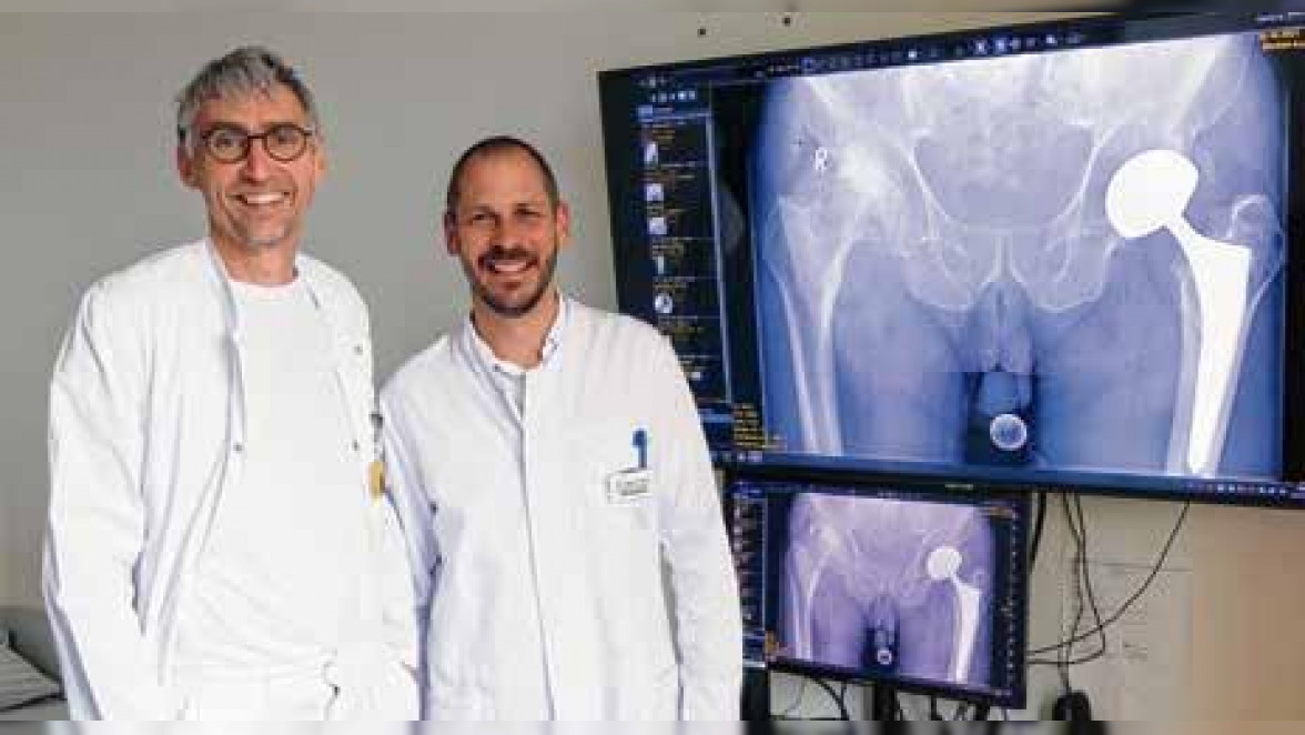 Die Chefärzte der Unfallchirurgie und orthopädischen Chirurgie Dr. Wolfang Schnitzler (links – Klinikum Kaufbeuren) und Dr. Manuel Däxle (rechts – Klinik Füssen) legen großen Wert auf die individuelle Versorgung ihrer Patienten Foto: KOK