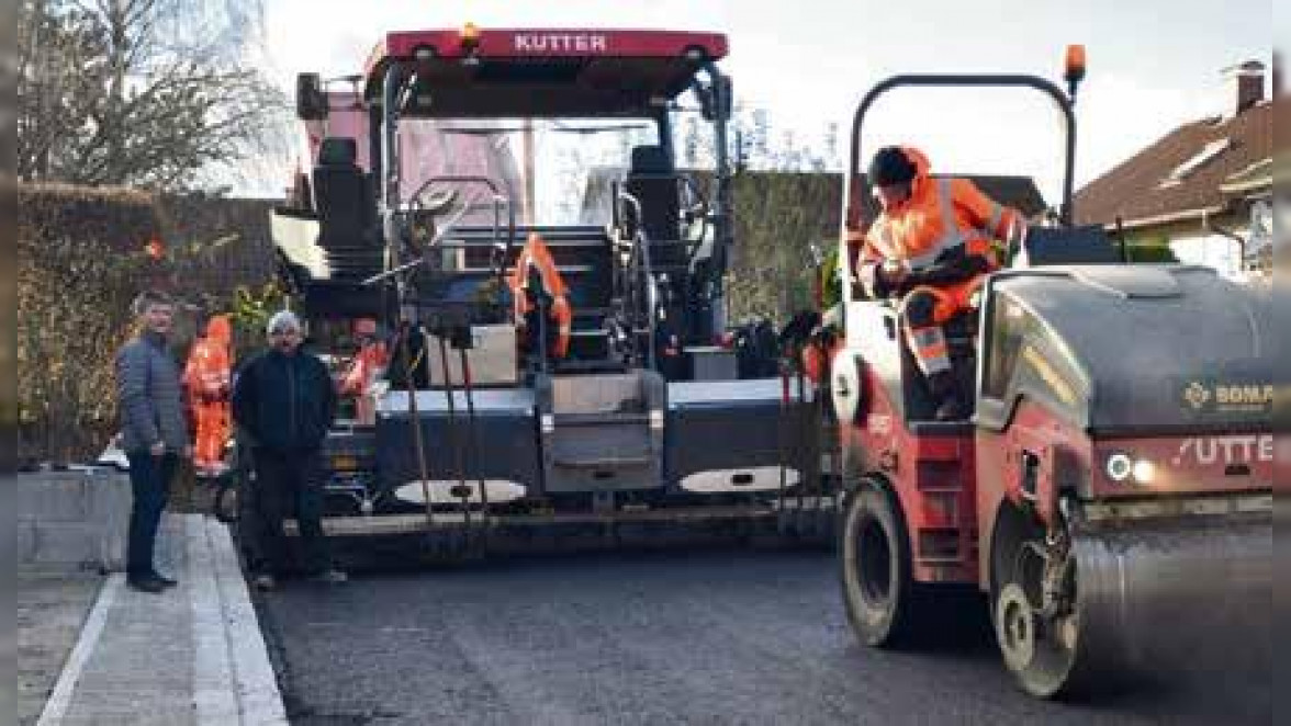 In der Gemeinde Egg müssen dieses und kommendes Jahr insgesamt sieben Straßen saniert werden. Bürgermeister Wolfgang Walter und Polier Emanuel King (hinten von links) begutachten die letzten Asphaltierungsarbeiten vor der Winterpause. Foto: ak