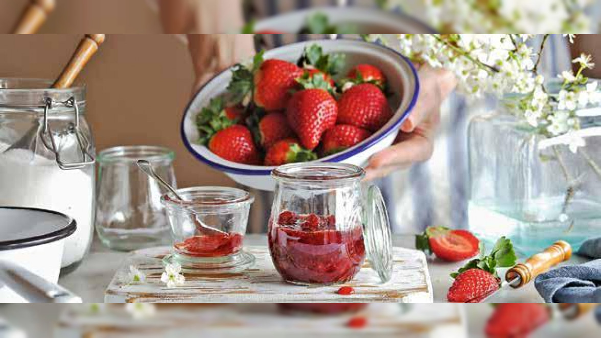 Ob Konfitüre oder Marmelade, selbstgemachter Aufstrich schmeckt einfach am besten. Das Obst hierfür kann man beim regionalen Obsthändler vor Ort kaufen oder im eigenen Garten anpflanzen. Vorteil: man weiß genau, woher die Früchte kommen und wie diese gepflegt wurden. Und wenn man die Marmelade oder Konfitüre selbst einkocht, weiß man direkt, wie sie hergestellt ist und welche Inhaltsstoffe diese enthält. Mit selbstangepflanzten Früchten macht man nichts falsch, denn man kann sie einfach pur ohne einkochen genießen. Foto: © losangela / stock.adobe.com