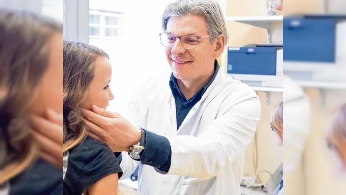 Chefarzt Professor Dr. Markus Rauchenzauner legt großen Wert auf die Aus- und Weiterbildung seine Teams, wovon die Region und vor allem die jungen Patienten profitieren. Foto: Kliniken Ostallgäu-Kaufbeuren