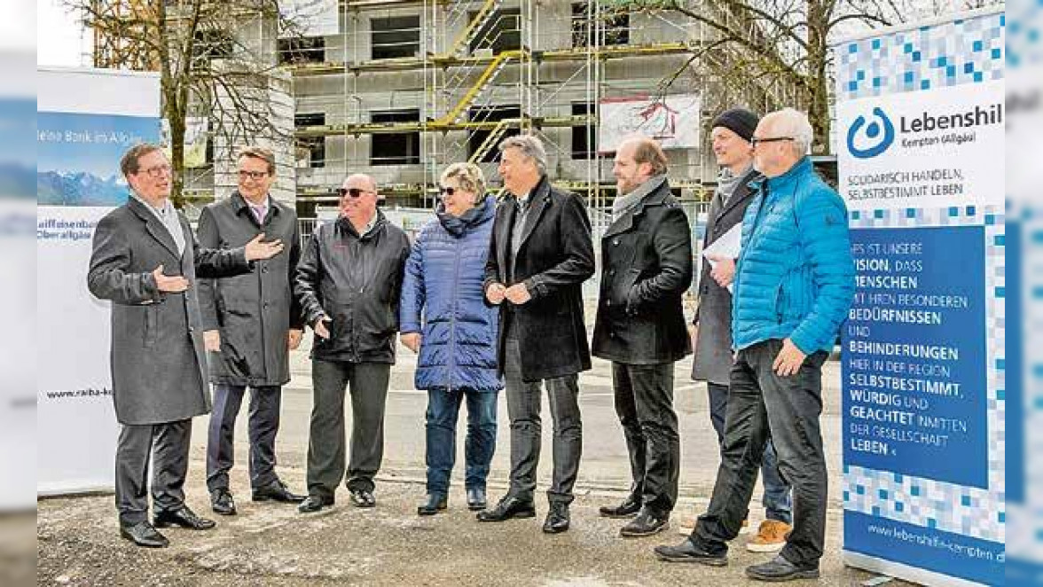 Im März vor dem Rohbau des Wohngebäudes für Menschen mit Behinderung (von links): Heinrich Beerenwinkel (Vorstandssprecher Raiffeisenbank Kempten-Oberallgäu eG), Wilhelm Oberhofer (Vorstandsmitglied Raiffeisenbank Kempten-Oberallgäu eG), Bernhard Schmidt (1. Vorsitzender Lebenshilfe Kempten), Waltraud Bickel (2. Vorsitzende Lebenshilfe Kempten), Rainer Schaidnagel (Vorstandssprecher Raiffeisenbank Kempten-Oberallgäu eG), Benjamin Fackler (stellv. Geschäftsführer Lebenshilfe Kempten), Thorsten Overberg (f64 Architekt, verantwortlich für das Projekt) und Rainer Lindermayr (Geschäftsführer f64 Architekten). Foto: Ralf Lienert