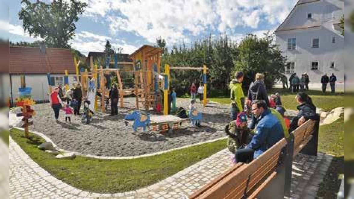 Gleich bei der Eröffnung des neuen Spielplatzes im Pfarrgarten in Markt Rettenbach bevölkerten zahlreiche Kinder mit deren Eltern und Großeltern die Anlage. Foto: Josef Diebolder