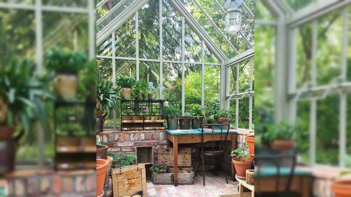 Um Pflanzen anzubauen oder einfach nur zu entspannen: Ein Gewächshaus bietet Platz für vielerlei. Foto: djd/Andrew Burford Hartley Botanic