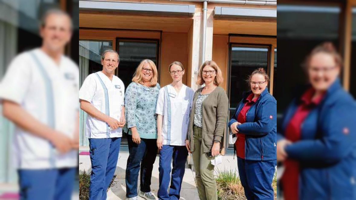 „Wir sind definitiv ein bunt gemischter Haufen!“ Gabriel Jörg (Pflegefachkraft), Susanne Hofmann (Hospizleitung). Dr. Eva Rünker (Pflegedienstleitung), Silke Pobo (Verwaltungsfachkraft) und Tina Kunkel (Pflegefachkraft) stehen stellvertretend für das ganze Team. Foto: Maricci King