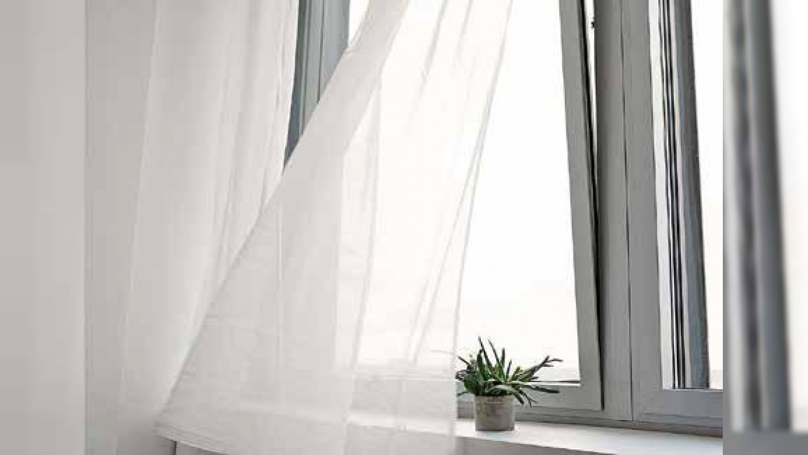 Richtiges Lüften ist wichtig für ein gutes Raumklima im Schlafzimmer – lieber eine Weile stoßlüften, statt das Fenster ständig gekippt lassen. Foto: djd/bett1.de