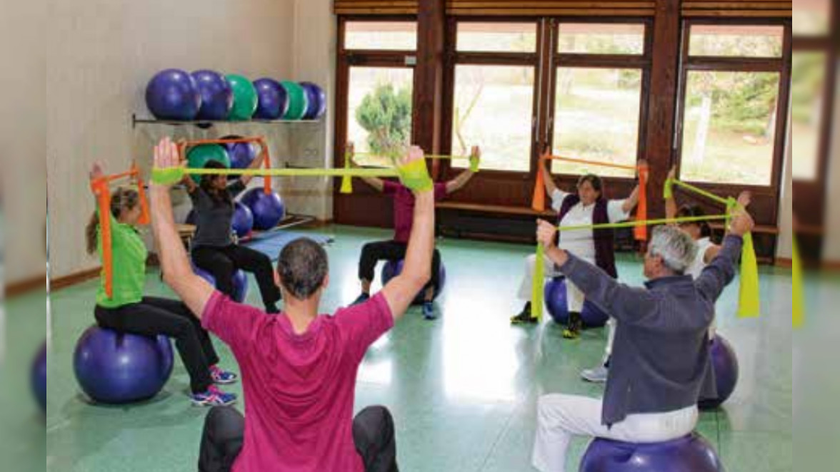 Sporttherapie Pezziball und Theraband   Foto: Fachklinik Allgäu