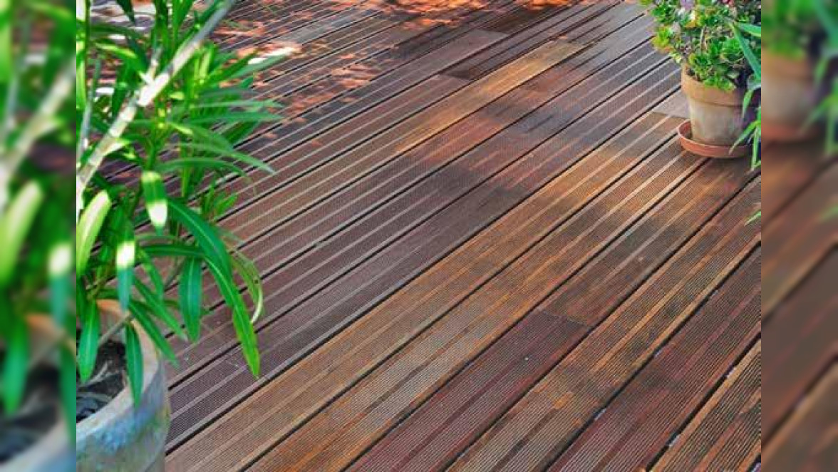 Für Terrassen besonders geeignet sind die Holzarten: Lärche, Robinie und Tropische Hölzer. Heimische Hölzer können speziell behandelt werden. Dadurch werden sie robuster und ebenfalls langlebig. Foto: © coco / stock.adobe.com
