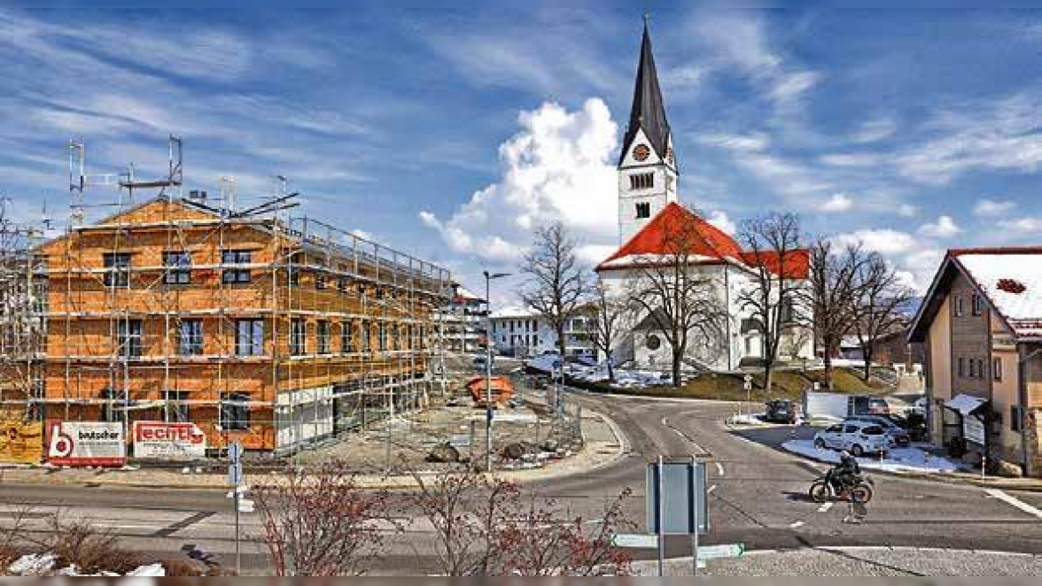 Der Bau des Gesundheitszentrums in der Ortsmitte schreitet voran. Gegen Ende des Jahres ist die Eröffnung angesetzt. Die Raiffeisenbank Kempten-Oberallgäu und die Lebenshilfe Kempten freuen sich dagegen bereits über den Bezug des Neubaus im März. Fotos: Matthias Becker/Martina Diemand