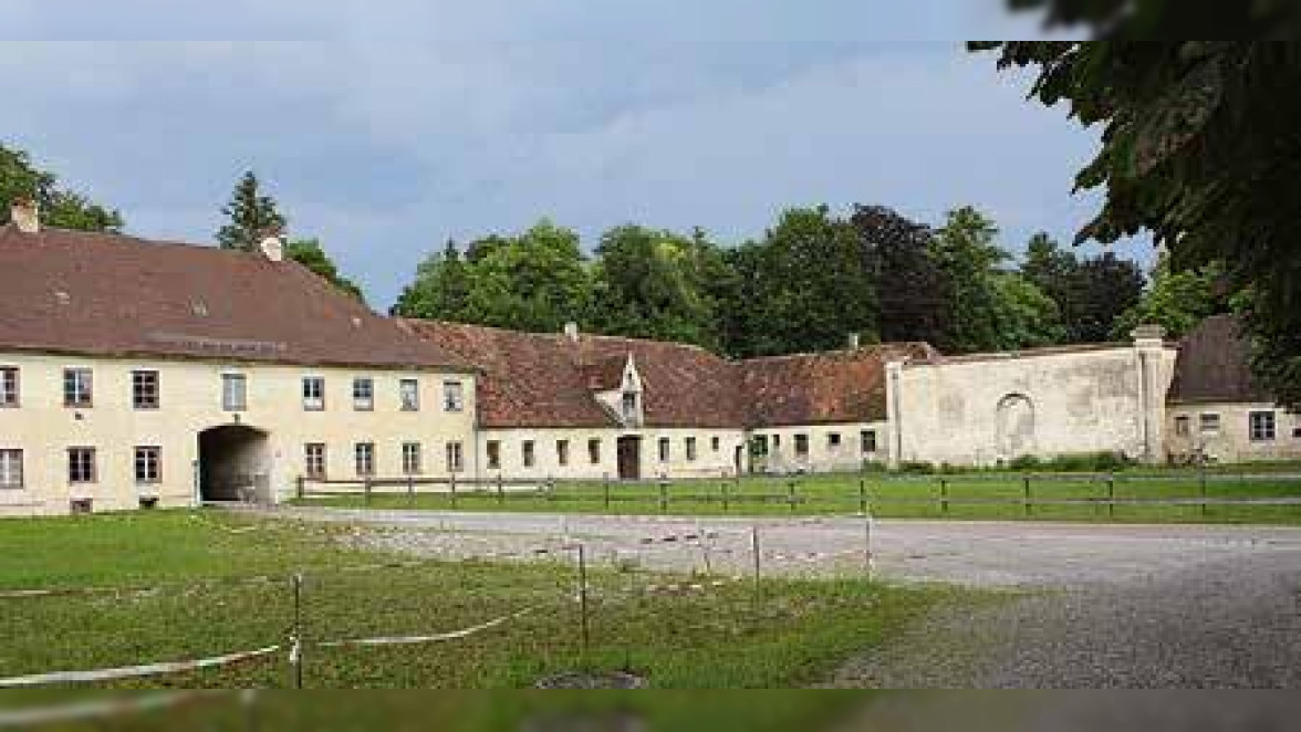 Auf dem Areal des Fuggerschlosses in Babenhausen soll eine Kindertagesstätte entstehen – ein Thema, das die Marktgemeinderäte in diesem Jahr des Öfteren beschäftigte. Foto: Sabrina Schatz