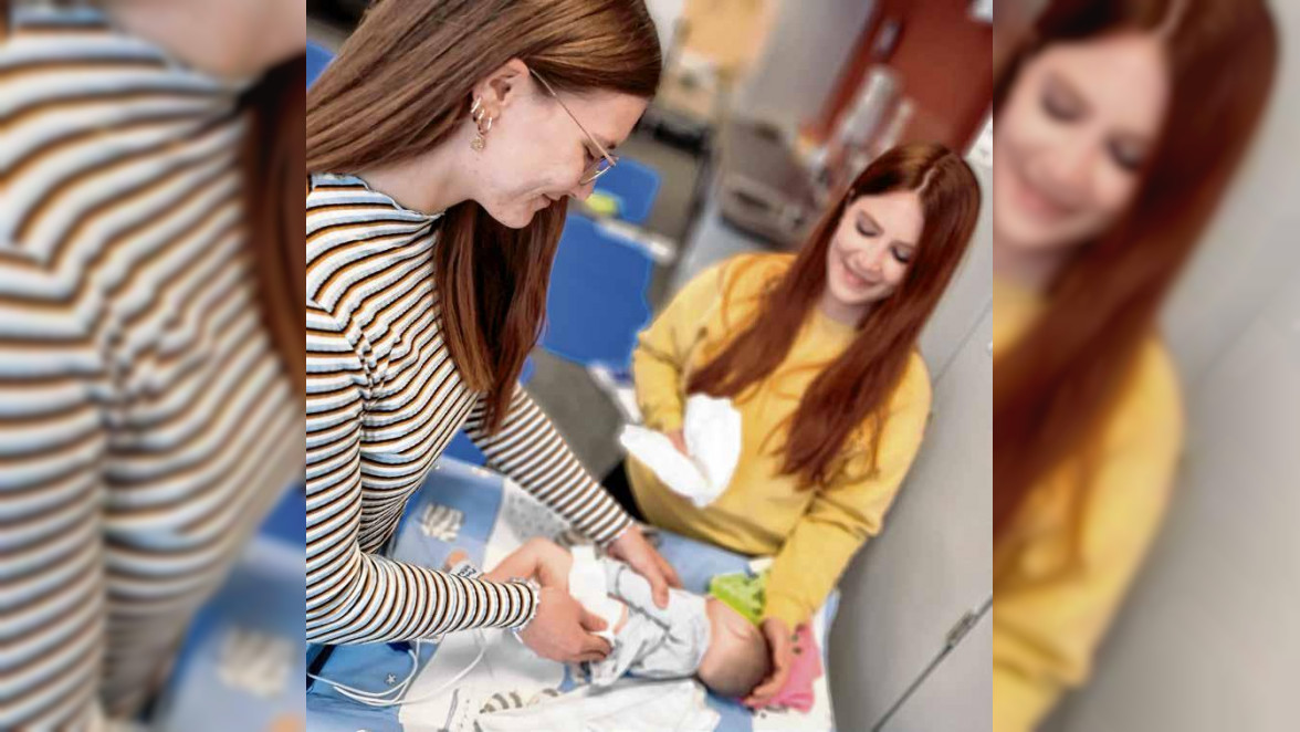 An einer Puppe üben die Krankenpflegeschülerinnen Julia Schmid (links) und Adriana Rasch die Versorgung eines Neugeborenen. Foto: Häfele/Pressestelle Klinikum Memmingen