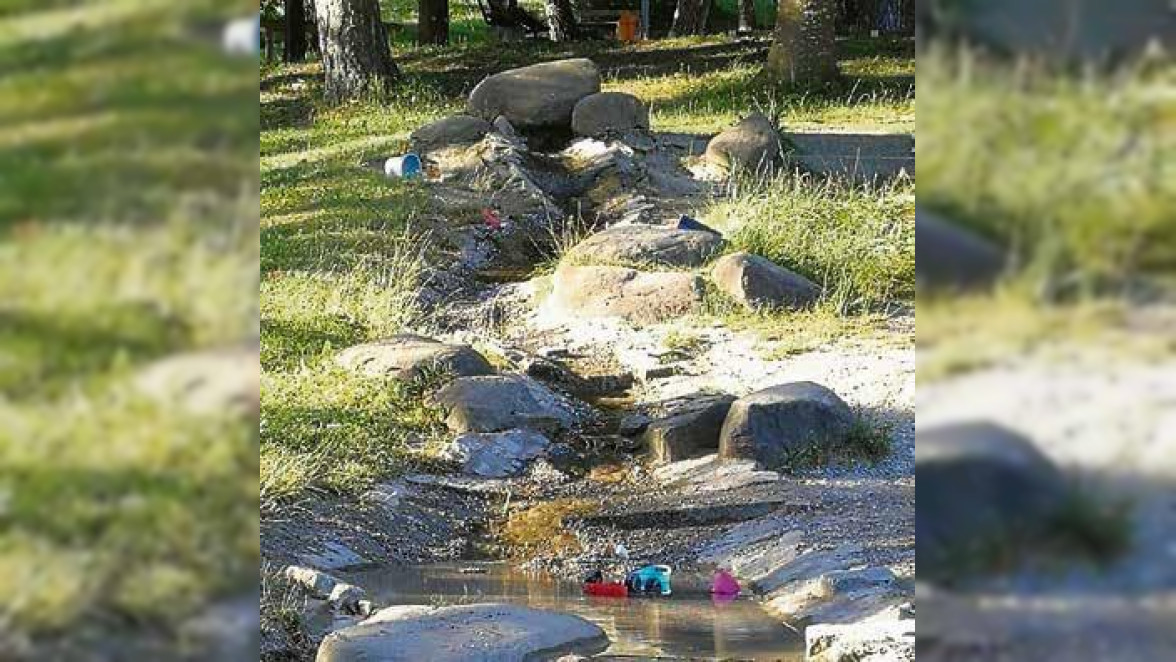 Neu im Ferienprogramm ist heuer die Edelsteinsuche am Schatzbächlein in Seeg. Dort dürfen die Kinder glitzernde Steine aus dem Wasser waschen und lernen auf dem nahen Bienenlehrpfad allerhand über die nützlichen Insekten. Foto: Edelka Christiansen