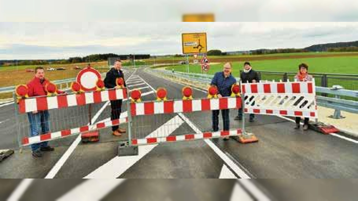 Die Warnbaken wurden zur Seite gestellt, um die neue Staatsstraße bei Holzgünz zu eröffnen. Unser Bild zeigt (von links) den Holzgünzer Bürgermeister Franz X. Rolla, Landrat Alex Eder, den stellvertretenden Bereichsleiter des Staatlichen Bauamts, Werner Schmid, Abteilungsleiter Ralf Eisele und Westerheims Bürgermeisterin Christa Bail bei der Verkehrsfreigabe. Foto: Armin Schmid