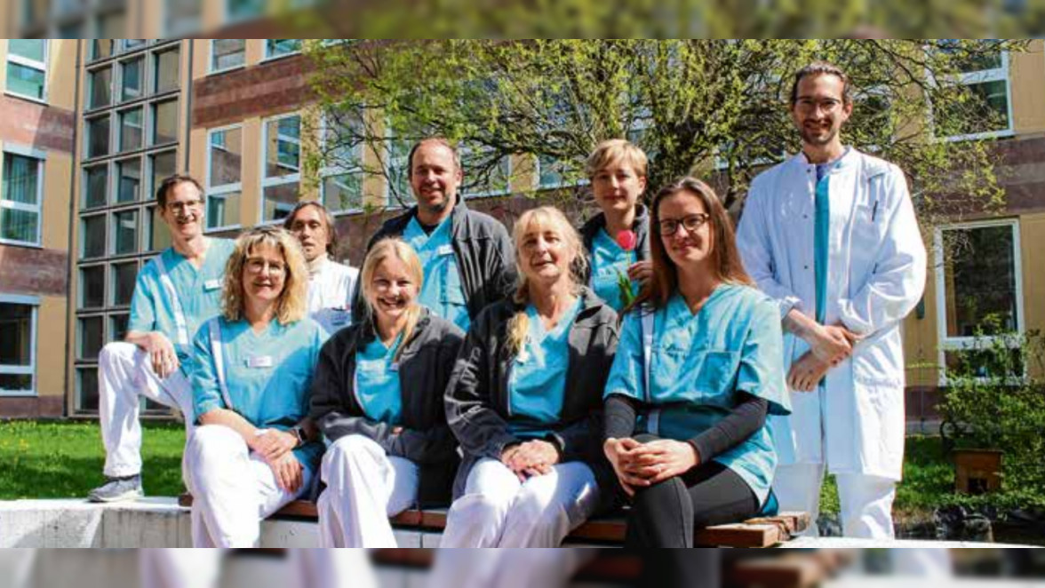 Die Tätigkeit im Zentrum für Psychiatrie, Psychotherapie und Heilpädagogik (ZPH) am BKH Kaufbeuren ist spannend und macht viel Spaß. Das Foto mit einem Teil des Teams – hinten links ärztlicher Leiter PD Dr. Philipp Sand, vorne links Stationsleiterin Melanie Gredigk - entstand im Garten des ZPH. Bild: Schalk